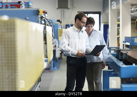 Arbeitskollegen prüfen Informationen auf laptop Stockfoto