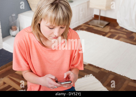 Junge Frau mit Handy Stockfoto