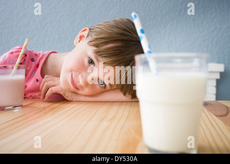 Mädchen auf der Suche auf Glas Milch Stockfoto