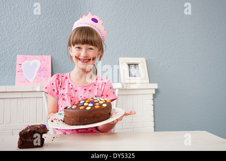 Mädchen zeigen ihre Geburtstagstorte Stockfoto