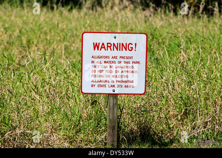 Warnschild in Florida Leuten sagt, dass Alligatoren vorhanden sind. Nicht füttern Sie oder versuchen Sie, mit ihnen umzugehen. Stockfoto