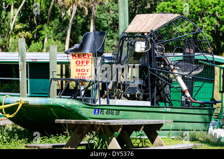 Florida-Luftboot verwendet in den Everglades wegen des flachen Bodens gesehen an der Ranger Station im Myakka State Park FL Stockfoto