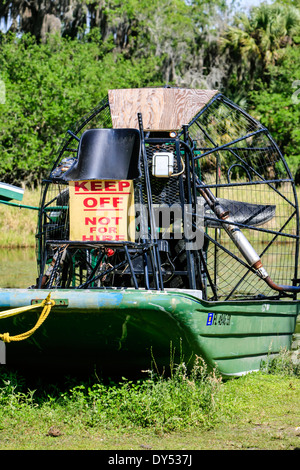 Florida-Luftboot verwendet in den Everglades wegen des flachen Bodens gesehen an der Ranger Station im Myakka State Park FL Stockfoto