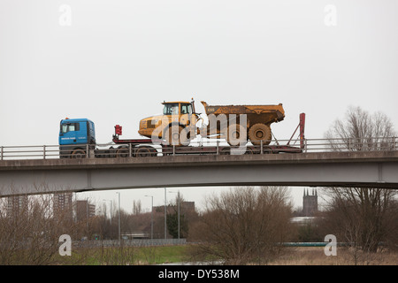 Volvo A30D Muldenkipper auf einem Tieflader transportiert werden. Stockfoto