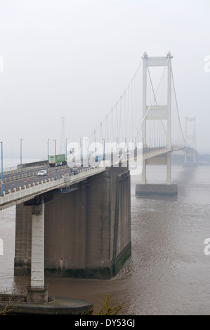 April 2014 Smog stieg um Staub aus der Sahara, wie durch Bristol alten Severn-Brücke in Wales gesehen. Von englischer Seite aus gesehen. Stockfoto