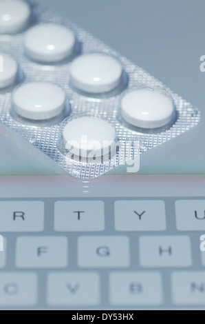 Medikamente online zu kaufen. Blisterpackung mit 250 mg Erythromycin Tabletten auf dem Bildschirm eines Tablet-Computers Stockfoto