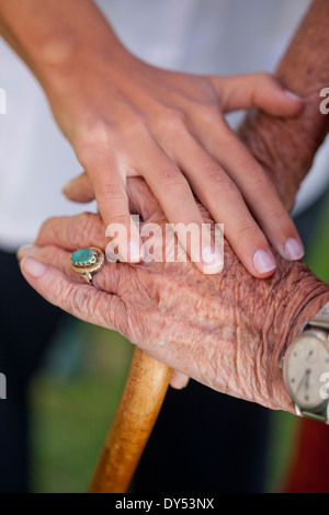 Nahaufnahme eines Pflege-Assistenten Hand beruhigend senior Frau Stockfoto