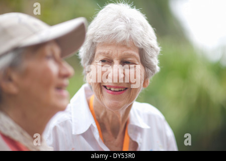 Zwei Frauen in Führungspositionen im Chat im Ruhestand Villa Garten Stockfoto