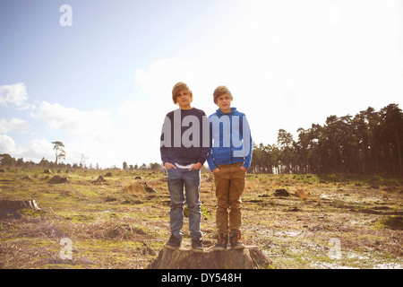 Porträt der Zwillingsbrüder in Waldlichtung Stockfoto