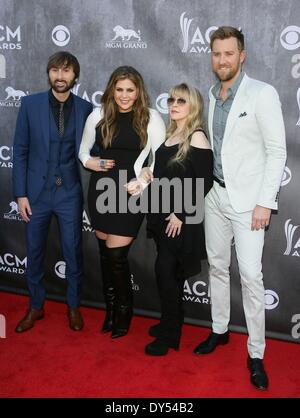 Las Vegas, NV, USA. 6. April 2014. Dave Haywood, Hillary Scott, Stevie Nicks, Charles Kelley, Lady Antebellum im Ankunftsbereich für 49th Annual Academy of Country Music (ACM) Awards 2014 - Ankünfte 3, MGM Grand Garden Arena, Las Vegas, NV 6. April 2014. Bildnachweis: James Atoa/Everett Collection/Alamy Live-Nachrichten Stockfoto