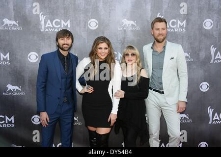 Las Vegas, NV, USA. 6. April 2014. Dave Haywood, Hillary Scott, Stevie Nicks, Charles Kelley, Lady Antebellum im Ankunftsbereich für 49th Annual Academy of Country Music (ACM) Awards 2014 - Ankünfte 3, MGM Grand Garden Arena, Las Vegas, NV 6. April 2014. Bildnachweis: James Atoa/Everett Collection/Alamy Live-Nachrichten Stockfoto