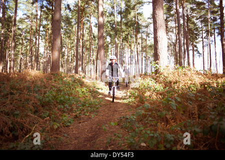 Zwillingsbrüder BMX Rennrad im Wald Stockfoto