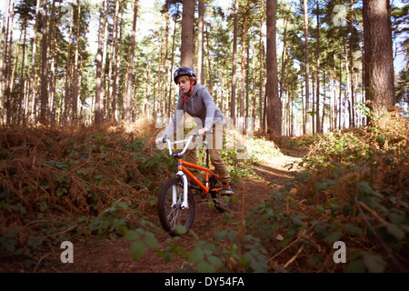 Junge seine BMX im Wald reiten Stockfoto