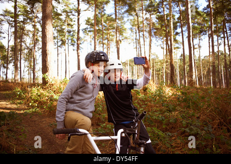 Zwillingsbrüder auf BMX-Räder unter Selbstporträt Stockfoto