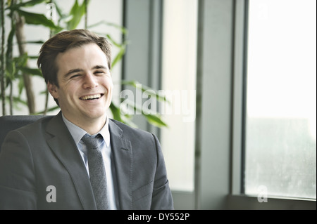 Porträt der jungen Unternehmer am Schreibtisch Stockfoto