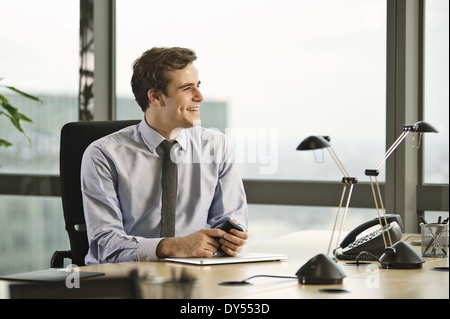 Jungunternehmer am Schreibtisch im Büro Stockfoto