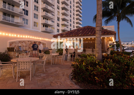 Mieter genießen die Tiki Bar Cabana, der venezianischen Mehrfamilienhäuser, Fort Lauderdale, FL, USA Stockfoto