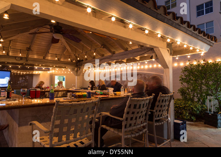 Mieter genießen die Tiki Bar Cabana, der venezianischen Mehrfamilienhäuser, Fort Lauderdale, FL, USA Stockfoto