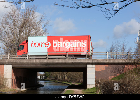 Ein "Home Schnäppchen" LKW auf der Straße in den Midlands. Stockfoto