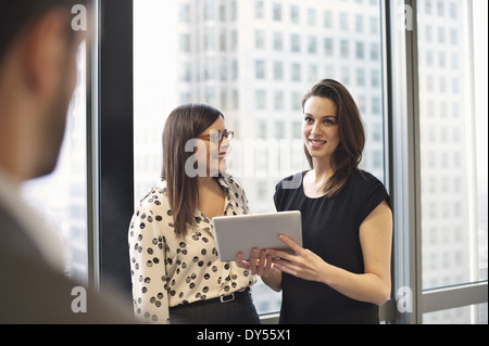 Weiblichen Kollegen mit digital-Tablette in office Stockfoto