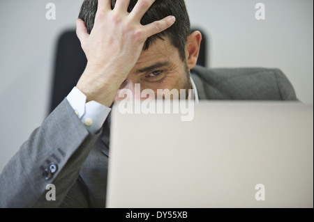 Junger Geschäftsmann sucht gestresst Stockfoto