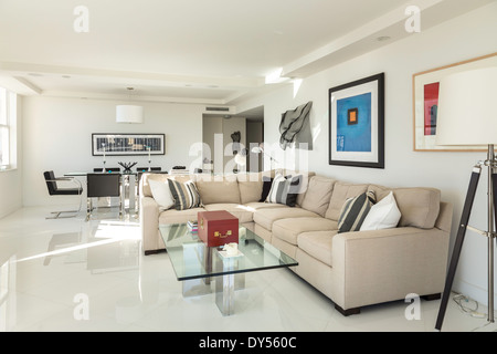 Schaufenster-Luxus-Eigentumswohnung-Wohnzimmer und Esszimmer Bereich Fort Lauderdale, FL, USA Stockfoto
