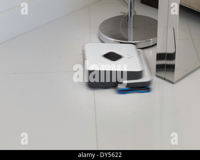 Evolution Mint Roboter-Staubsauger an der Arbeit, Wohnhaus, USA Stockfoto