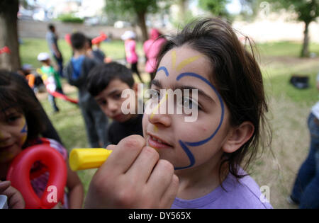 Jerusalem, Jerusalem, Palästina. 7. April 2014. Ein palästinensisches Mädchen hat auf ihrem Gesicht gemalt, während einer Feier anlässlich Internationaler Kindertag in Jerusalem am 7. April 2014 Credit: Saeed Qaq/APA Images/ZUMAPRESS.com/Alamy Live News Stockfoto