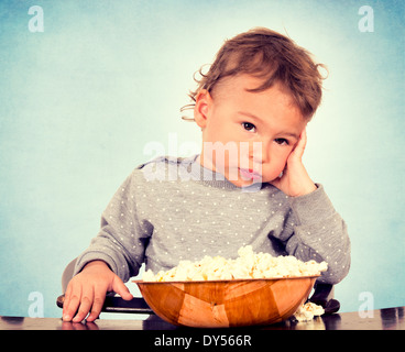 Besorgt Kind hält seine Hand auf den Kopf Stockfoto