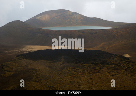 Blick über eine ruhende vulkanische Becken, der "blaue See" auf der Tongariro Alpine Crossing, Neuseeland. Stockfoto