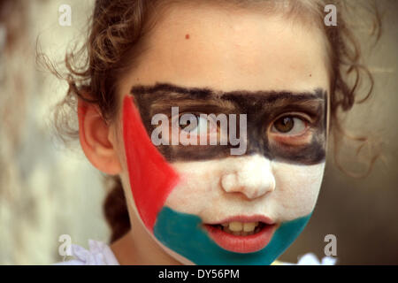 Jerusalem, Jerusalem, Palästina. 7. April 2014. Ein palästinensisches Mädchen mit ihrer Nationalflagge auf ihr Gesicht gemalt beteiligt sich an einem Feierlichkeiten den Internationalen Kindertag in Jerusalem am 7. April 2014 Credit: Saeed Qaq/APA Images/ZUMAPRESS.com/Alamy Live News Stockfoto