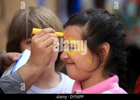 Jerusalem, Jerusalem, Palästina. 7. April 2014. Ein palästinensisches Mädchen hat auf ihrem Gesicht gemalt, während einer Feier anlässlich Internationaler Kindertag in Jerusalem am 7. April 2014 Credit: Saeed Qaq/APA Images/ZUMAPRESS.com/Alamy Live News Stockfoto