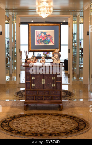 Luxus Wohnung Wohnzimmer mit Designer-Möbeln, FL, USA Stockfoto
