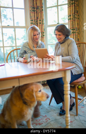 Ältere Frau und Enkelin mit digital-Tablette