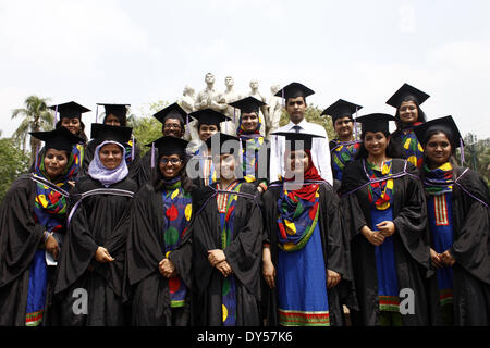 Dhaka, Bangladesch. 7. April 2014. Fröhliche Graduats auf dem 48. Einberufung von Dhaka Universität (DU) vor '' Raju Vashkorjo'', Universität von Dhaka, am 7. April 2014. Die Universität von Dhaka oder einfach DU, ist die älteste Universität in modernen Bangladesch. Während Britisches Raj im Jahre 1921 gegründet, hat es gewann ein Renommee als das '' Oxford des Ostens '' während seiner frühen Jahre und einen bedeutenden Beitrag zur modernen Geschichte von Bangladesh. Nach der Teilung Indiens wurde es im Brennpunkt der fortschrittlichen und demokratischen Bewegungen in Pakistan. Ihre Schüler und Lehrer spielte einen cent Stockfoto