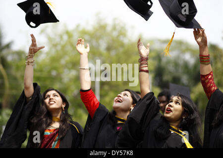 Dhaka, Bangladesch. 7. April 2014. Fröhliche Graduats auf dem 48. Einberufung von Dhaka Universität (DU) vor '' Raju Vashkorjo'', Universität von Dhaka, am 7. April 2014. Die Universität von Dhaka oder einfach DU, ist die älteste Universität in modernen Bangladesch. Während Britisches Raj im Jahre 1921 gegründet, hat es gewann ein Renommee als das '' Oxford des Ostens '' während seiner frühen Jahre und einen bedeutenden Beitrag zur modernen Geschichte von Bangladesh. Nach der Teilung Indiens wurde es im Brennpunkt der fortschrittlichen und demokratischen Bewegungen in Pakistan. Ihre Schüler und Lehrer spielte einen cent Stockfoto