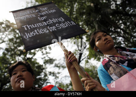 Dhaka, Bangladesch. 7. April 2014. Bangladesch indigene Frauen Netzwerk gemacht Menschenkette anspruchsvolle '' Stopp Gewalt gegen Frauen '' vor Presseclub Dhaka. Sie forderten auch für Menschenrecht zu gewährleisten, die CHT-Accord, Gerechtigkeit für Mädchen vergewaltigt Sujata und Sabita zu implementieren. Bildnachweis: Zakir Hossain Chowdhury/NurPhoto/ZUMAPRESS.com/Alamy Live-Nachrichten Stockfoto