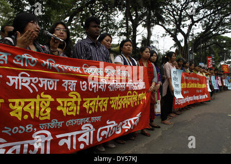 Dhaka, Bangladesch. 7. April 2014. Bangladesch indigene Frauen Netzwerk gemacht Menschenkette anspruchsvolle '' Stopp Gewalt gegen Frauen '' vor Presseclub Dhaka. Sie forderten auch für Menschenrecht zu gewährleisten, die CHT-Accord, Gerechtigkeit für Mädchen vergewaltigt Sujata und Sabita zu implementieren. Bildnachweis: Zakir Hossain Chowdhury/NurPhoto/ZUMAPRESS.com/Alamy Live-Nachrichten Stockfoto