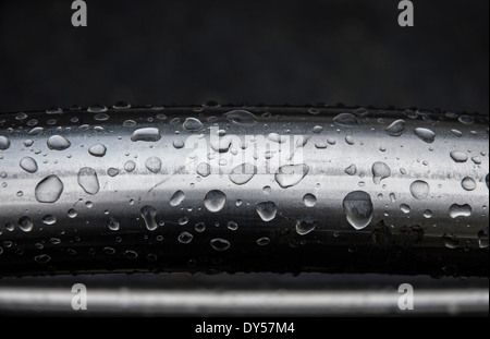Wasser Tautropfen auf Metall Stockfoto