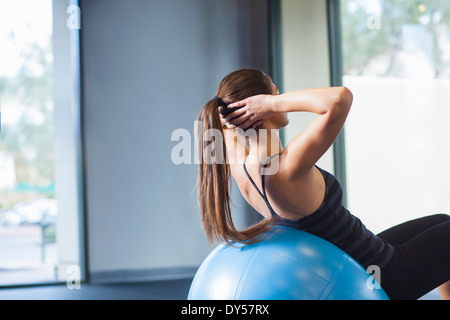 Junge Frau mit Gymnastikball Stockfoto