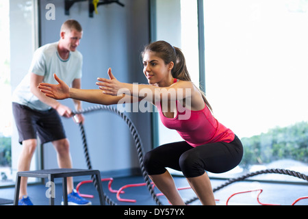 Paar, trainieren Sie im Fitness-Studio Stockfoto