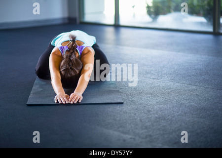 Junge Frau in Schildkröte-pose Stockfoto