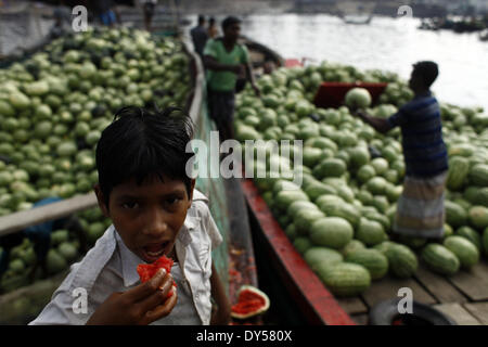 Dhaka, Bangladesch. 7. April 2014. Eine Straße junge Suche nach essbaren Wassermelonen vom Fluss Buriganga verschmutzt und verdreckt. Stoßstange Produktion der Wassermelone in Bangladesch in dieser Saison. Experten sagten, dass die gute Qualität Wassermelonen waren eine Rekordernte in diesem Jahr wegen Begünstigung Wetter und Landwirtschaft verbessert. Zakir Hossain © Chowdhury/NurPhoto/ZUMAPRESS.com/Alamy Live-Nachrichten Stockfoto