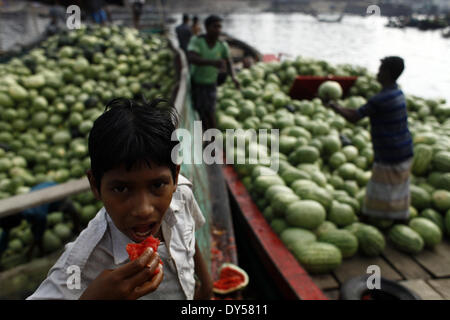 Dhaka, Bangladesch. 7. April 2014. Eine Straße junge Suche nach essbaren Wassermelonen vom Fluss Buriganga verschmutzt und verdreckt. Stoßstange Produktion der Wassermelone in Bangladesch in dieser Saison. Experten sagten, dass die gute Qualität Wassermelonen waren eine Rekordernte in diesem Jahr wegen Begünstigung Wetter und Landwirtschaft verbessert. Zakir Hossain © Chowdhury/NurPhoto/ZUMAPRESS.com/Alamy Live-Nachrichten Stockfoto