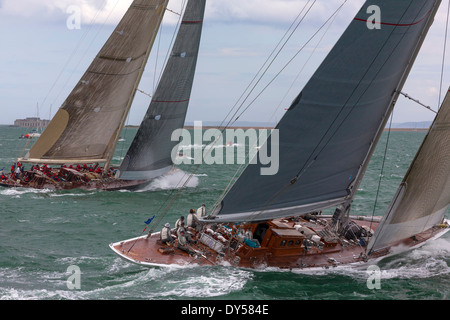 J-Klasse-Yachten "Ranger" (J5) und "Velsheda" (K7) macht gegenüber der Luvtonne an der J-Klasse-Solent-Regatta 2012, England Stockfoto