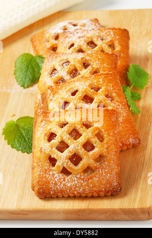 Kleine Gitter-Spitze Kuchen mit Aprikosen-Füllung Stockfoto