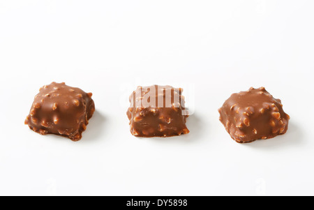 Pralinen mit gehackten Nüssen Stockfoto