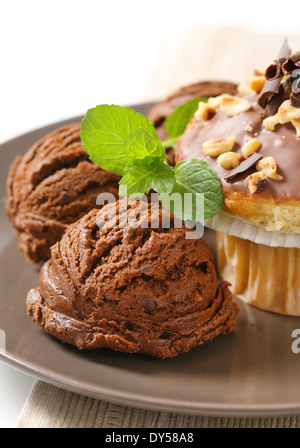 Haselnuss-Muffins mit Kugeln Schokoladeneis Stockfoto