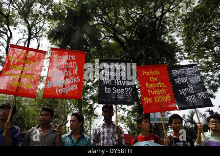 Dhaka, Bangladesch. 7. April 2014. Bangladesch indigene Frauen Netzwerk gemacht Menschenkette anspruchsvolle '' Stopp Gewalt gegen Frauen '' vor Presseclub Dhaka. Sie forderten auch für Menschenrecht zu gewährleisten, die CHT-Accord, Gerechtigkeit für Mädchen vergewaltigt Sujata und Sabita zu implementieren. Bildnachweis: Zakir Hossain Chowdhury/NurPhoto/ZUMAPRESS.com/Alamy Live-Nachrichten Stockfoto