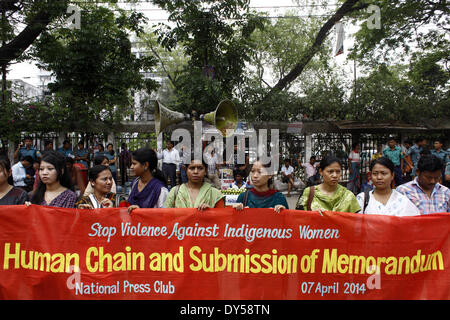 Dhaka, Bangladesch. 7. April 2014. Bangladesch indigene Frauen Netzwerk gemacht Menschenkette anspruchsvolle '' Stopp Gewalt gegen Frauen '' vor Presseclub Dhaka. Sie forderten auch für Menschenrecht zu gewährleisten, die CHT-Accord, Gerechtigkeit für Mädchen vergewaltigt Sujata und Sabita zu implementieren. Bildnachweis: Zakir Hossain Chowdhury/NurPhoto/ZUMAPRESS.com/Alamy Live-Nachrichten Stockfoto